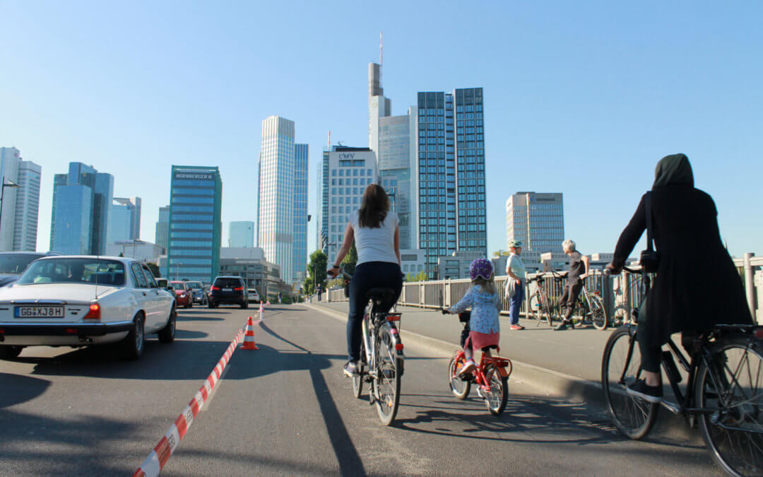 Radentscheid Frankfurt fordert Freigabe von Autospuren für Radfahrende und Fußgänger:innen in der Corona-Krise