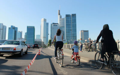 Eine Popup-Bikelane macht  Radeln auf Abstand möglich