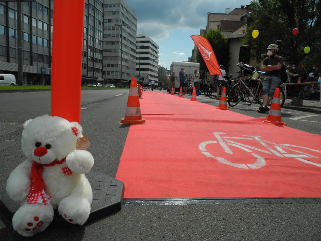 Der rote Teppich ausgerollt und mit Pylonen abgesichert: so entsteht ganz fix ein Fahrradweg.