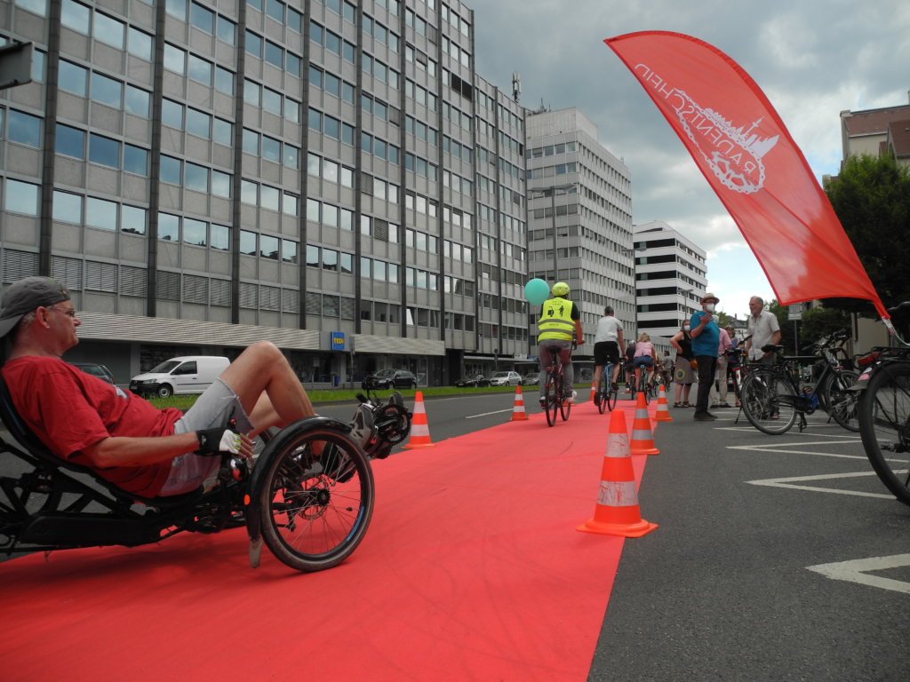 Radfahrende auf dem Pop-Up-Radweg