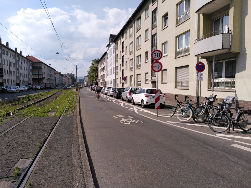 So sieht die Schloßstraße aktuell aus: mit Kreuzen, Tempo 30, Überholverbot und Piktogrammen.