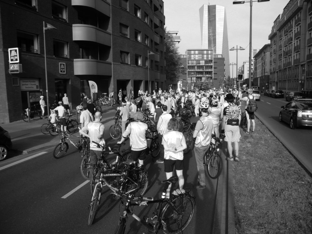 Zahlreiche Radfahrende stehen zur Schweigeminute an der Unfallstelle Oskar-von-Miller-Straße.