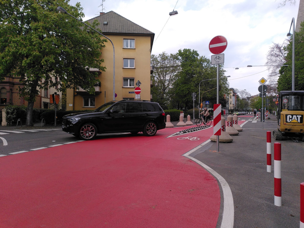 Ein:e Autofahrer:in überfährt fälschlicherweise den neuen Modalfilter an der Holzhausenstraße.