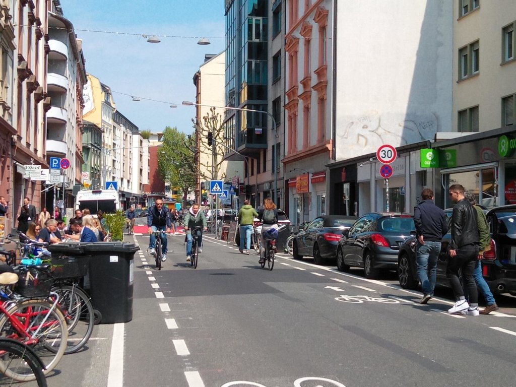 Viel Rad- und Fußverkehr auf dem umgestalteten Oeder Weg